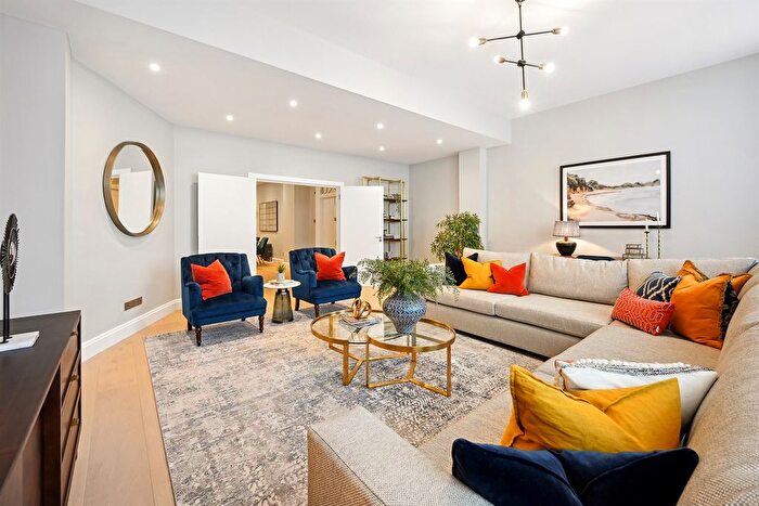 2 Bedroom Flat To Rent In Flat, - Grosvenor Square, London, W1K