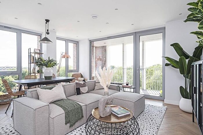 2 Bedroom Flat To Rent In Mapple Path, Hackney Downs, London, E5