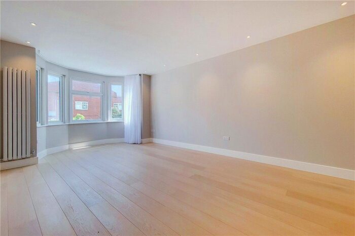 3 Bedroom Flat To Rent In The Drive, London, NW11