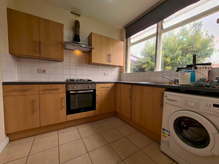 2 Bedroom Flat To Rent In Tanners Lane, Ilford, Essex, IG6