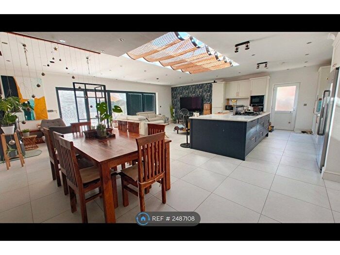 4 Bedroom Bungalow To Rent In Shinfield Road, Reading, RG2