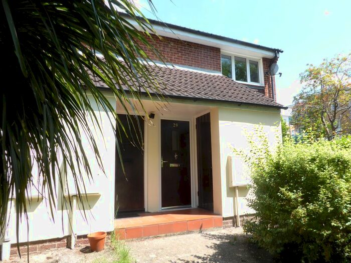 1 Bedroom Maisonette To Rent In Randalls Way, Leatherhead, KT22