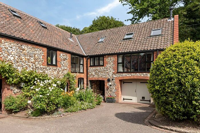 3 Bedroom Semi-Detached House For Sale In White Lion Road, Coltishall, Norwich, NR12