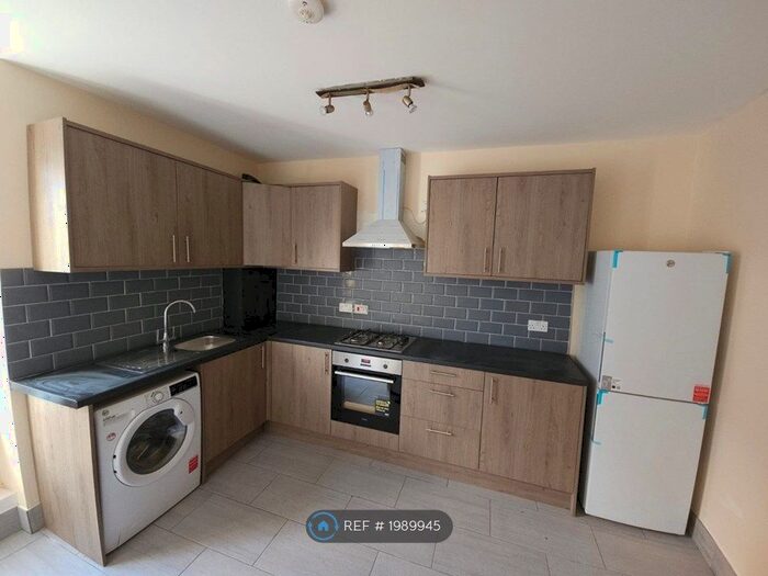 3 Bedroom Flat To Rent In Mitcham Road, London, SW17