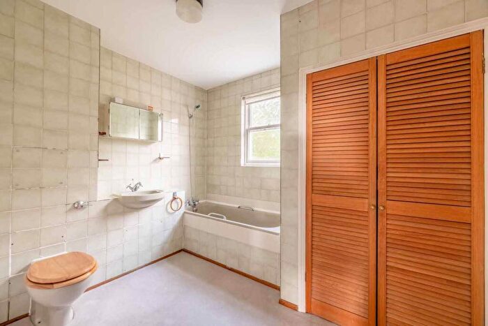 2 Bedroom Apartment For Sale In Wexham Road, Wexham, Slough, SL2