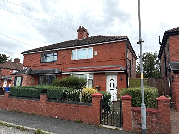 3 Bedroom Semi-Detached House For Sale In Kew Gardens, Manchester., M40