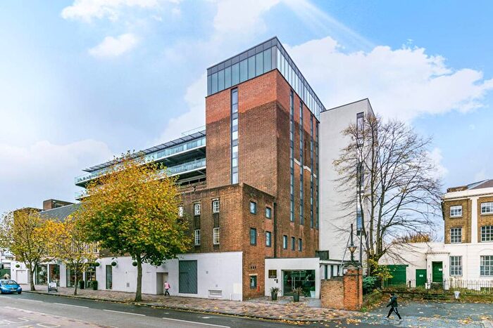 2 Bedroom Flat For Sale In St Johns Hill, Clapham Junction, London, SW11