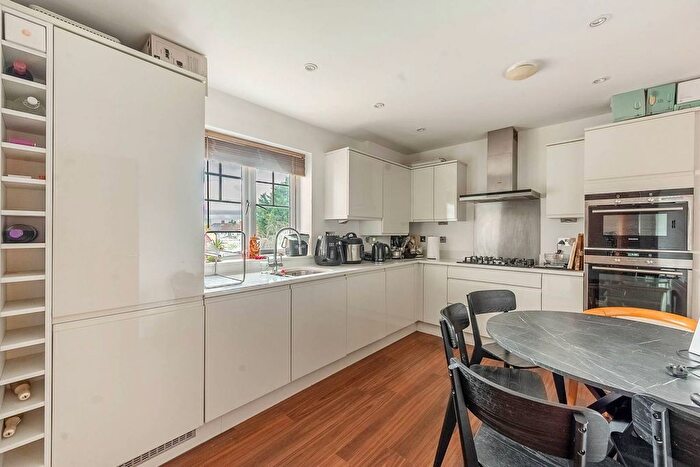 2 Bedroom Flat To Rent In Whitchurch Lane, Edgware, HA8