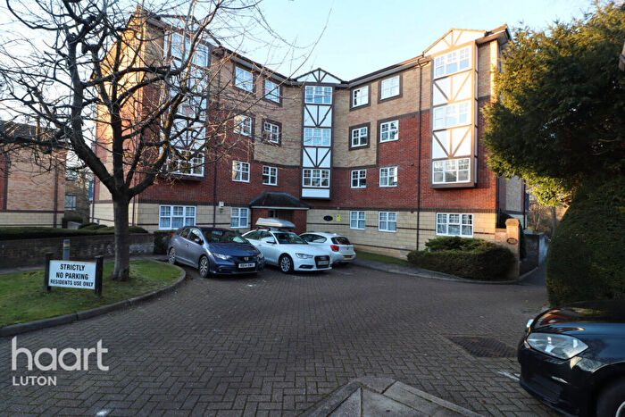 3 Bedroom Apartment To Rent In Knights Field, Luton, LU2