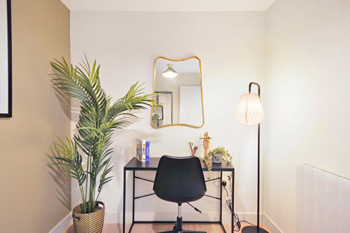 2 Bedroom Apartment To Rent In The Oakgate, KT22