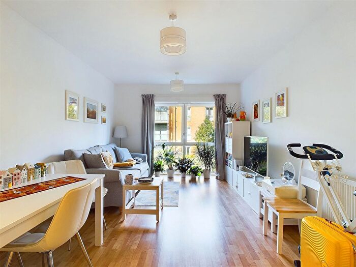 1 Bedroom Flat To Rent In Blagrove Road, Teddington, TW11