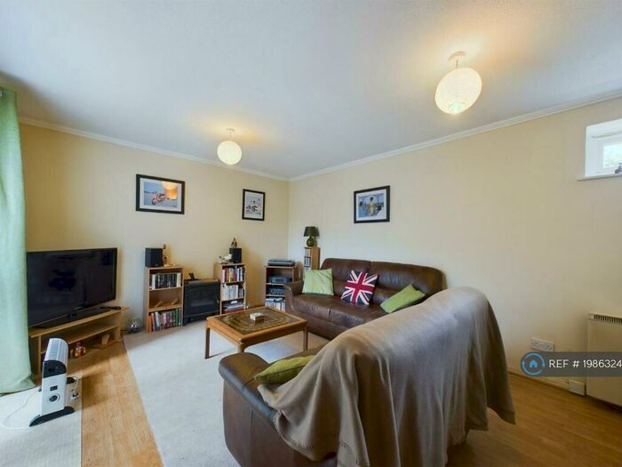2 Bedroom Flat To Rent In Frizley Gardens, Bradford, BD9