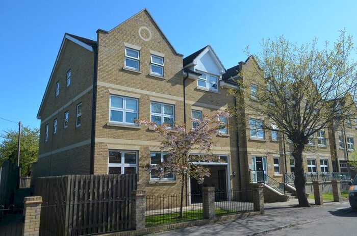 2 Bedroom Flat To Rent In Leacroft, Staines-Upon-Thames, TW18