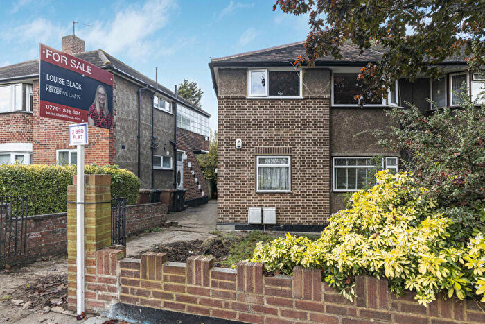 2 Bedroom Maisonette For Sale In Meadow Close, London, SE6