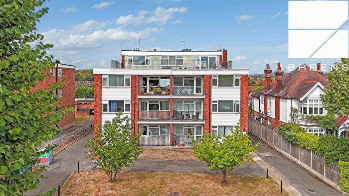 2 Bedroom Flat To Rent In Castle Avenue, Highams Park, E4