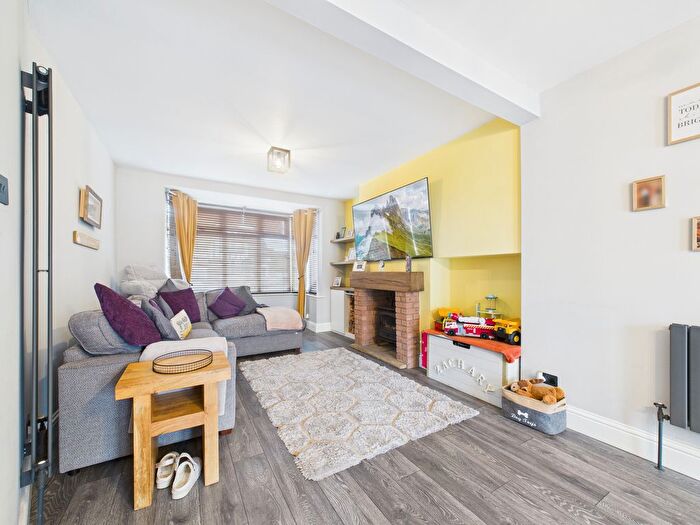 3 Bedroom Semi-detached House For Sale In Maybury Road, Hull, HU9