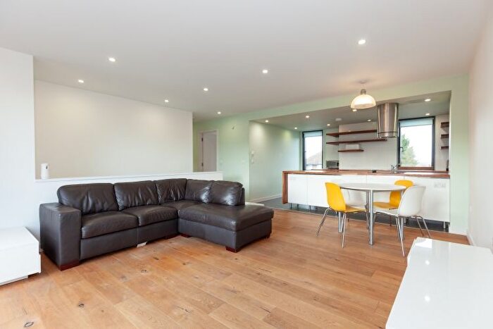 3 Bedroom Flat To Rent In Downside Road, Risinghurst, OX3