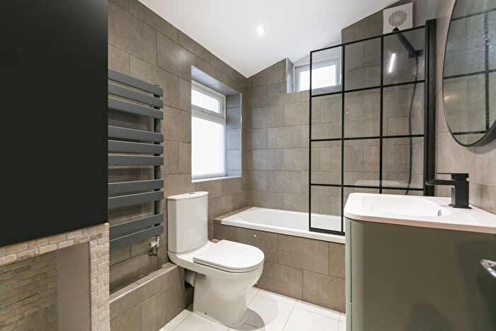 1 Bedroom Flat To Rent In Southampton Way, London, Camberwell, SE5