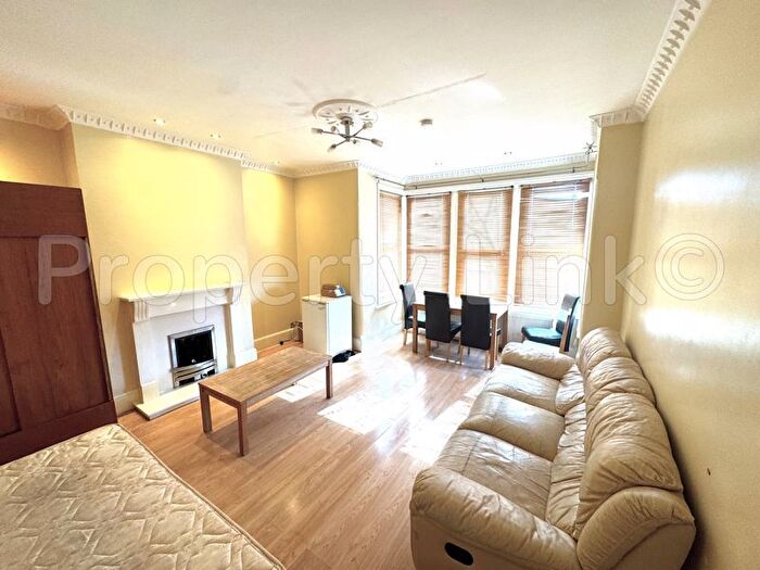 2 Bedroom Flat To Rent In Clarendon Gardens, Cranbrook, Ilford, IG1