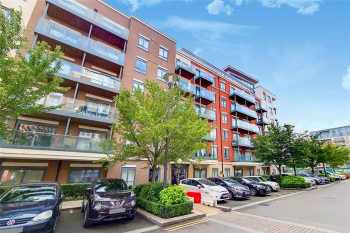 Studio To Rent In East Drive, Barnet NW9