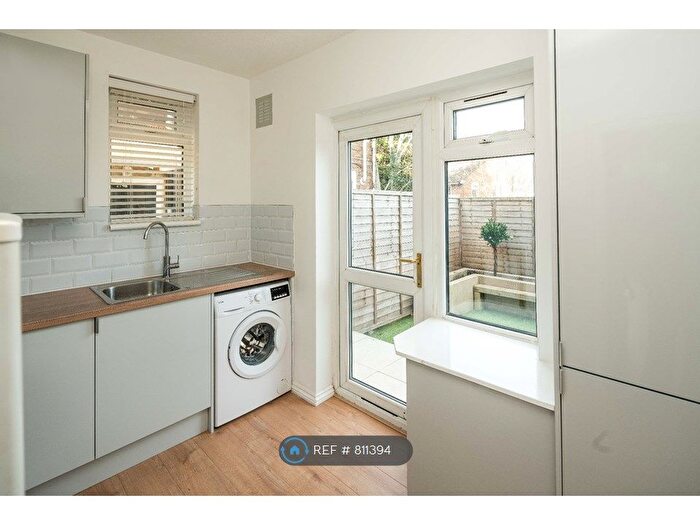 2 Bedroom Maisonette To Rent In Beulah Hill, London, SE19