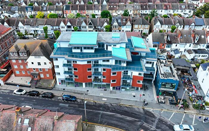 2 Bedroom Flat For Sale In St Clements Gate, Broadway, Leigh-On-Sea, SS9