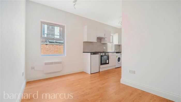 1 Bedroom Flat To Rent In High Street, Staines, TW18