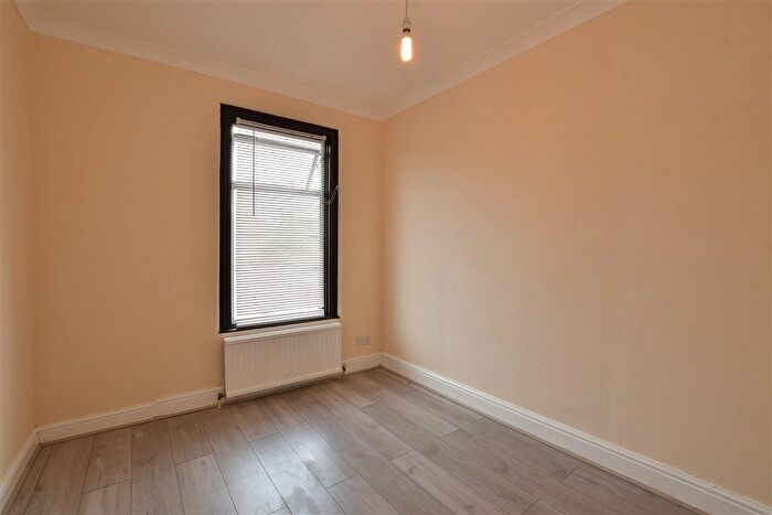 1 Bedroom Flat For Sale In Grange Road, Ilford, Essex, IG1