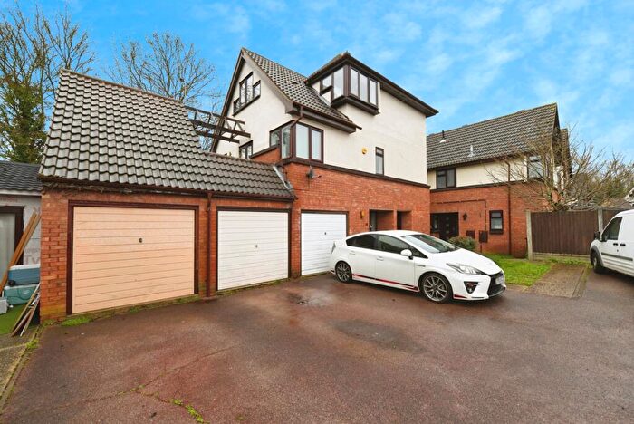 1 Bedroom Maisonette For Sale In Kenton Way, Langdon Hills, Basildon, Essex, SS16