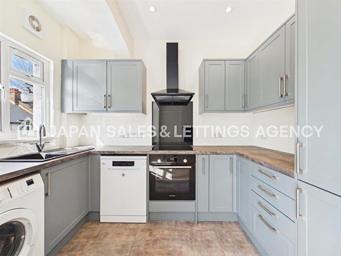 3 Bedroom Flat To Rent In Waldegrave Road, London, W5