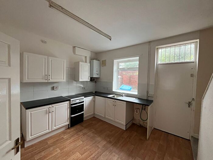 2 Bedroom End Of Terrace House To Rent In Park Lane, Royton, Oldham, OL2