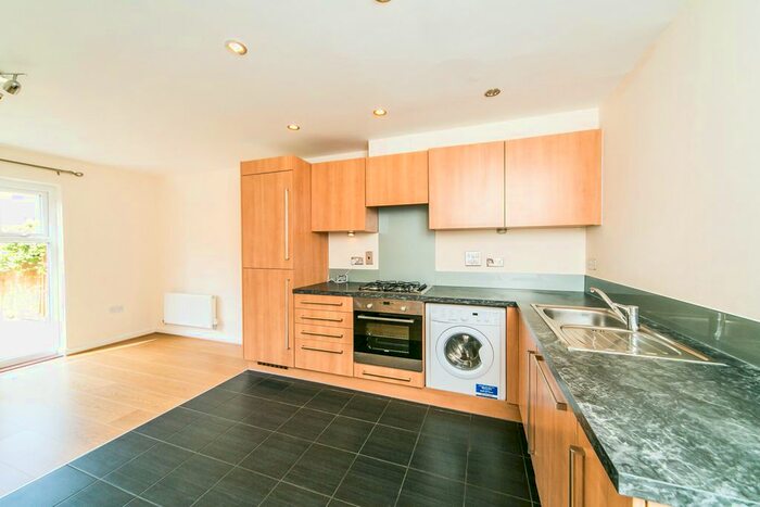 3 Bedroom Town House To Rent In Gweal Avenue, Reading, RG2