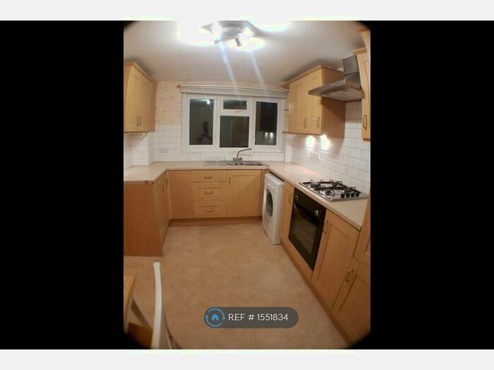 2 Bedroom Maisonette To Rent In Kennet House, Redhill, RH1