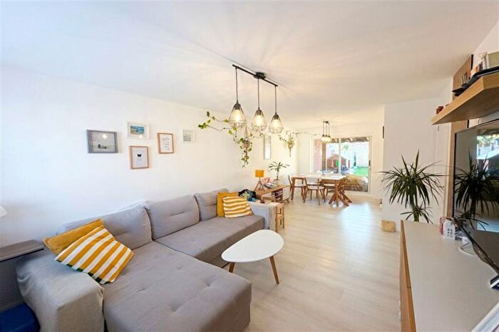 3 Bedroom Semi-Detached House For Sale In Selkirk Drive, Holmes Chapel, CW4