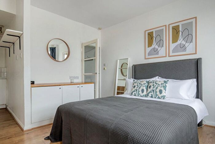 Studio To Rent In Colville Gardens, London, W11