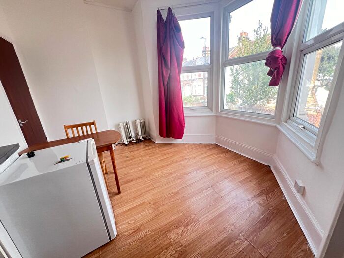 1 Bedroom Flat To Rent In Wightman Road, London, N8