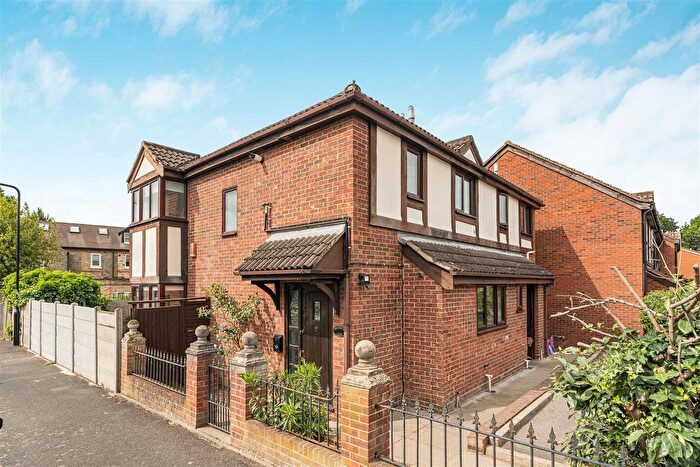 3 Bedroom Semi Detached House For Sale In Greenbank Close, North Chingford, E4