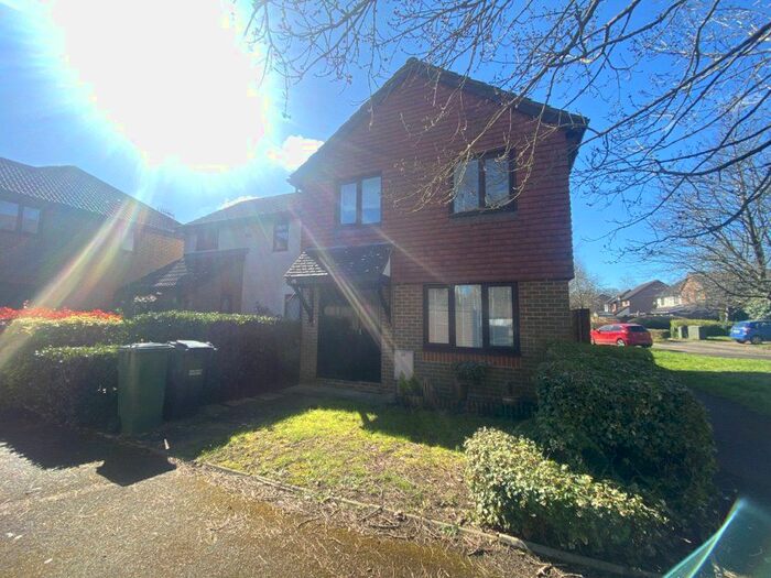 3 Bedroom Semi-Detached House To Rent In Middlefield, Langshott, Horley, Surrey, RH6