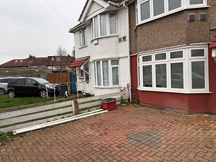 3 Bedroom Flat To Rent In Berkeley Avenue, Hounslow, TW4