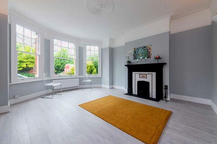 2 Bedroom Flat To Rent In Sedgemere Avenue, London, N2