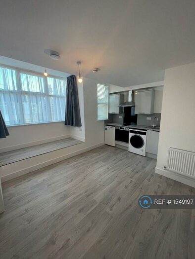 Studio To Rent In Winchester Road, London, N9