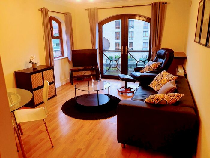 2 Bedroom Flat To Rent In Riverside Court, Leeds, West Yorkshire, Uk, LS1