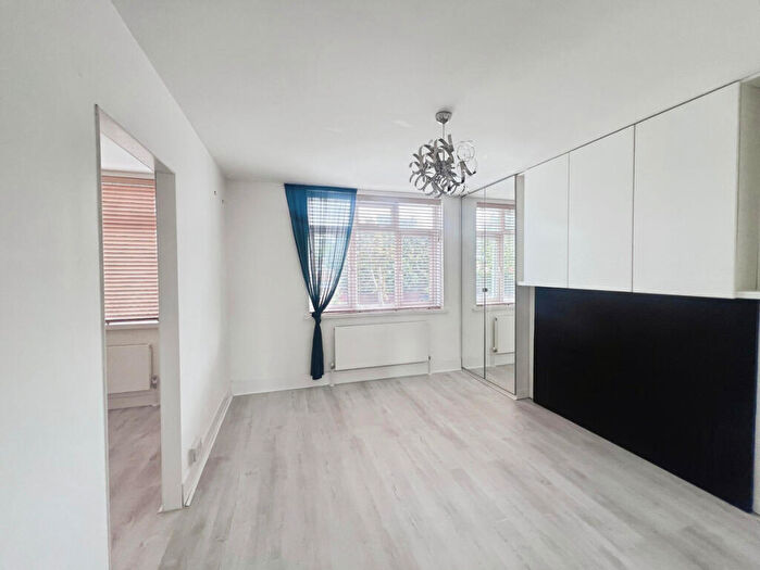 1 Bedroom Flat For Sale In Kingston Road, Epsom, KT19