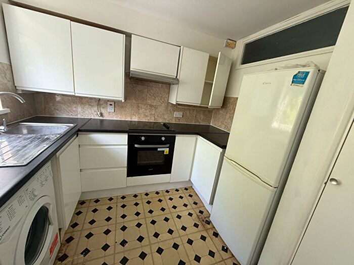 2 Bedroom Flat To Rent In Dellow Close, Ilford, IG2