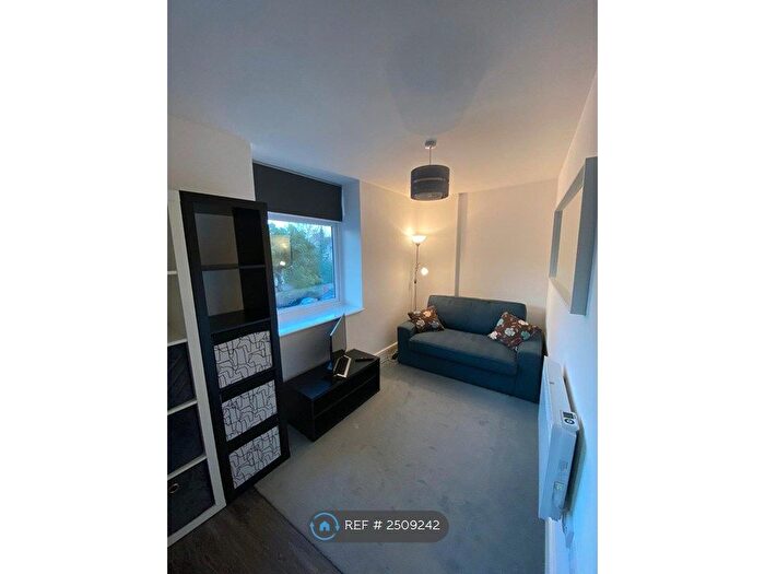 1 Bedroom Flat To Rent In Four Corners Chertsey, Chertsey, KT16