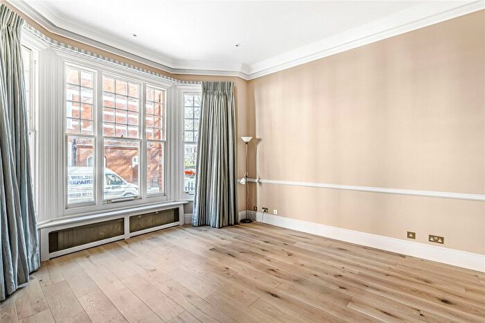 3 Bedroom Flat To Rent In Egerton Gardens, London, SW3