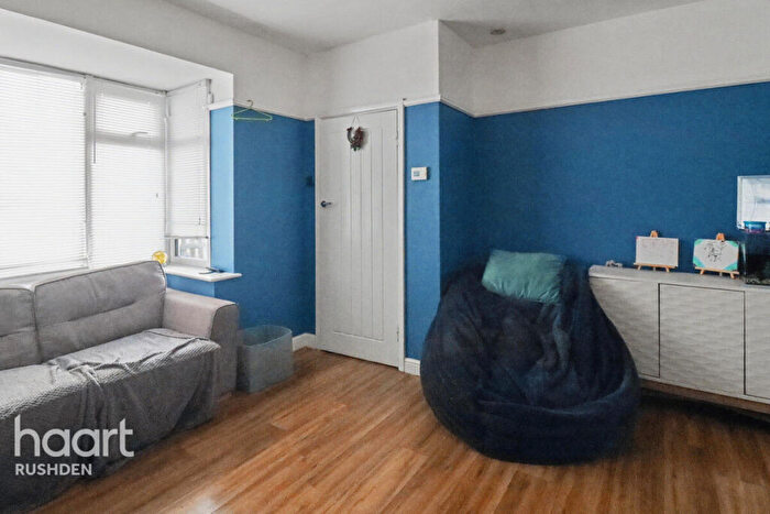 3 Bedroom Semi Detached House For Sale In Talbot Road, Rushden, NN10