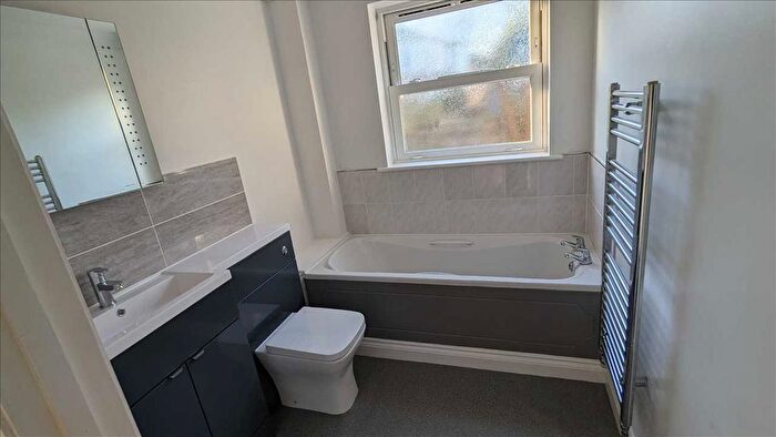 2 Bedroom Flat To Rent In Avonwick Apartments, Aveland Road, Torquay, TQ1