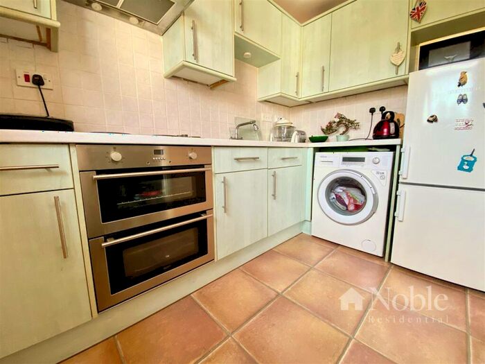 2 Bedroom Flat For Sale In Gresham Road, Brentwood, CM14