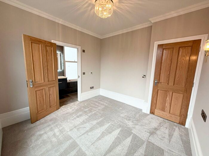 3 Bedroom Flat To Rent In Sandy Walk, Wakefield, WF1